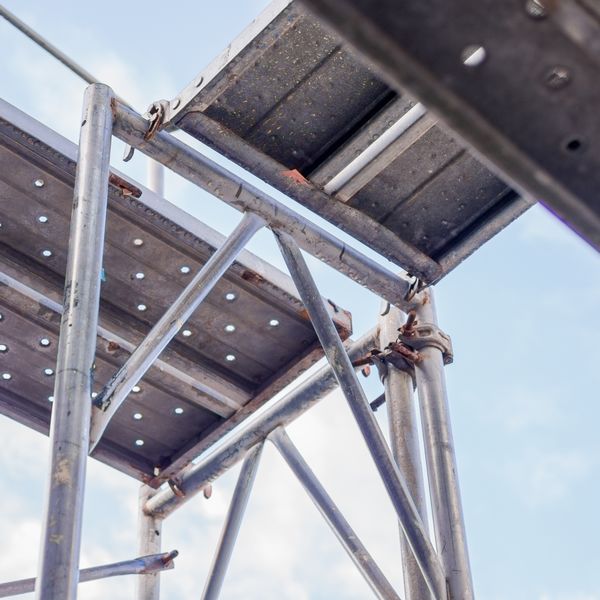 三重の有限会社橋本組は機械の据え付けや足場工事を専門に行っております